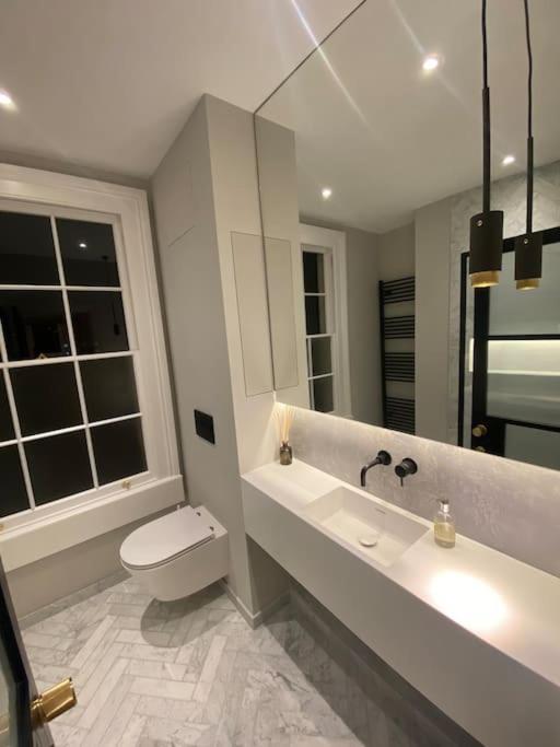 Luxury Georgian Apartment - 5 Minute Walk To Spa Бат Экстерьер фото